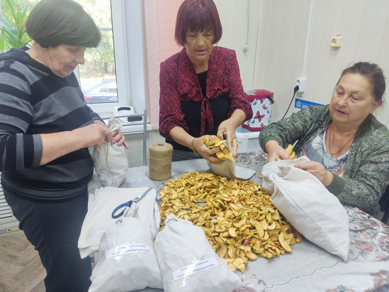 С заботой о бойцах жители Саратовской области шьют амуницию, плетут сети, сушат яблоки и отправляют письма